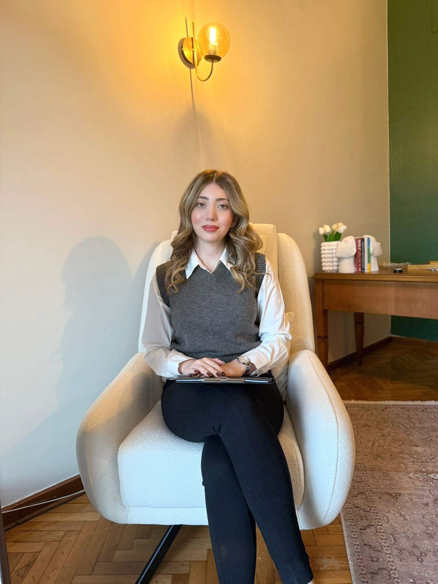 Uzman Klinik Psikolog Gökçe Yaşar, ofisinde profesyonel ve güven verici bir şekilde.